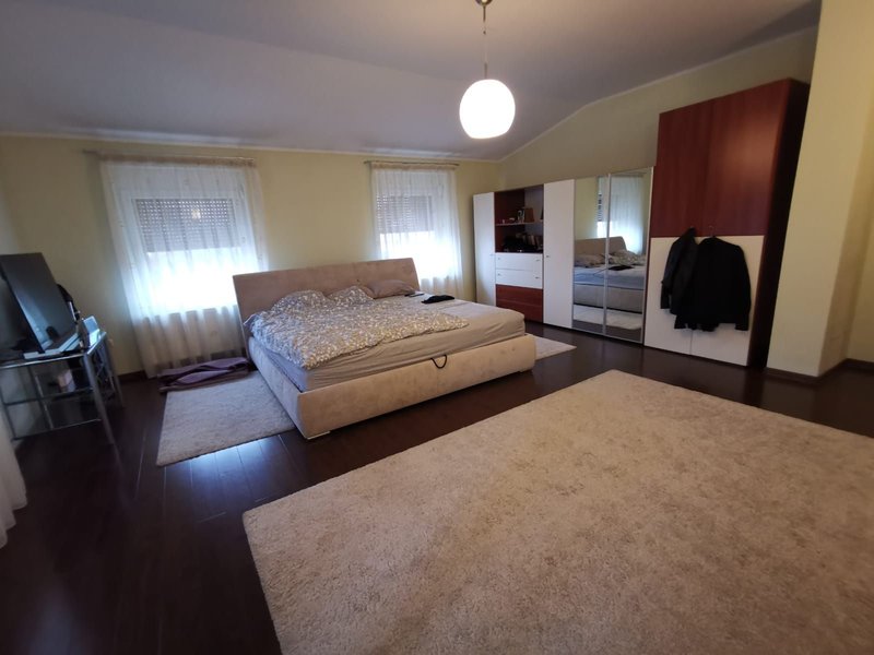 Otopeni str. Sofia vila P+1Et 5 camere 3 bai terasa inchisa garaj