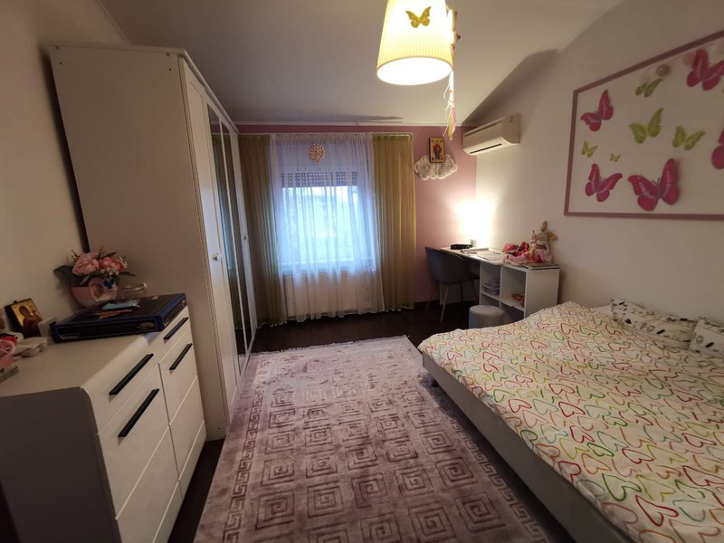 Otopeni str. Sofia vila P+1Et 5 camere 3 bai terasa inchisa garaj