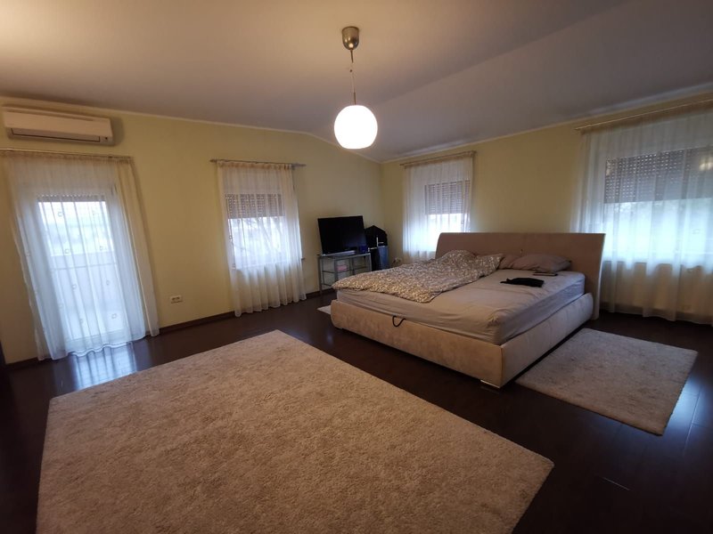 Otopeni str. Sofia vila P+1Et 5 camere 3 bai terasa inchisa garaj