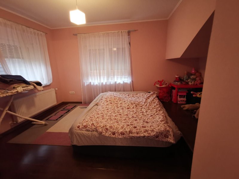 Otopeni str. Sofia vila P+1Et 5 camere 3 bai terasa inchisa garaj