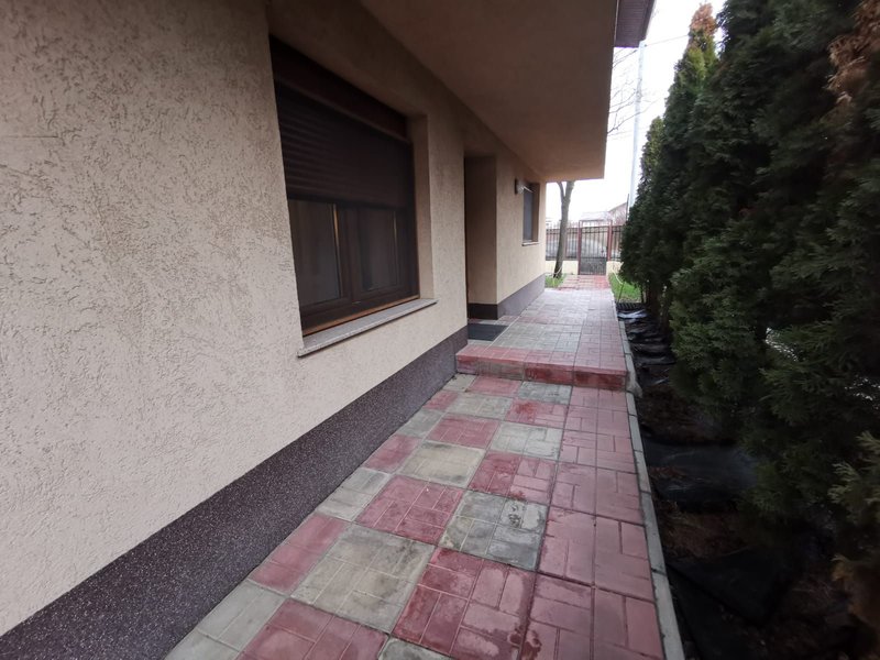 Otopeni str. Sofia vila P+1Et 5 camere 3 bai terasa inchisa garaj